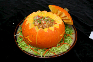 南瓜盛装的美味佳肴