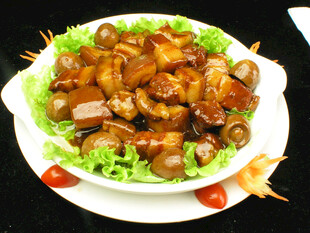 美味红烧猪蹄摆于盘中