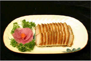 精美摆盘的切片肉类美食