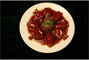 美味红烧猪蹄摆盘中