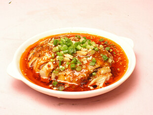 红油浇淋的美味口水鸡