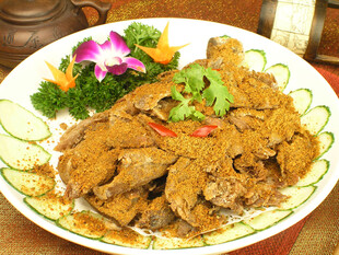 美味香酥炸肉摆盘诱人