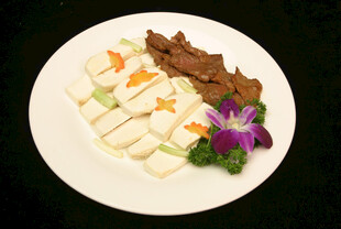 美味豆腐配酱香肉片