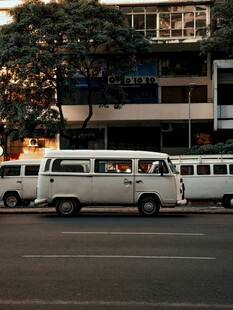 街道边停放的白色复古面包车