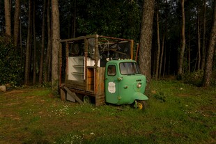 森林中的复古绿色小拖车