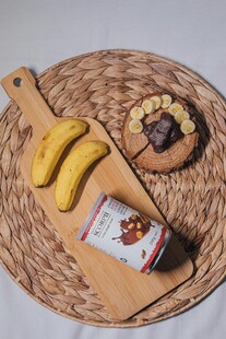 编织盘上的美味零食组合