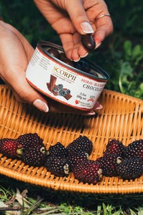 手舀桑葚酱于竹盘桑葚上