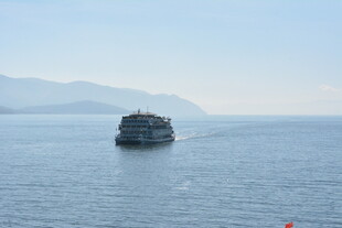 海上孤舟驶向远方