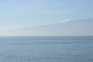 宁静湖面与远处山峦