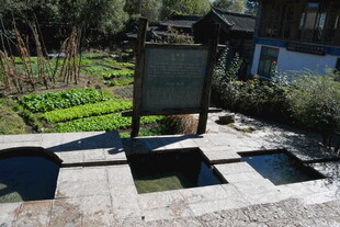 乡村户外的方形石砌设施