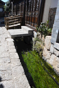 日式庭院中的潺潺流水