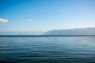 宁静辽阔的蓝色湖面风光