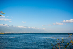 蔚蓝海景 远处山峦与白云