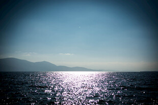 海面波光与远山美景