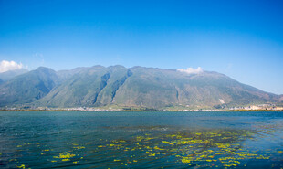 碧海青山美景如画