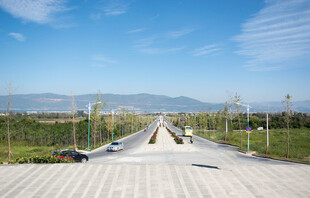 宽阔公路延伸向远方