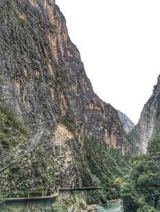 壮丽峡谷山水景观