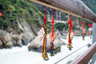 桥上悬挂的多彩祈福风铃