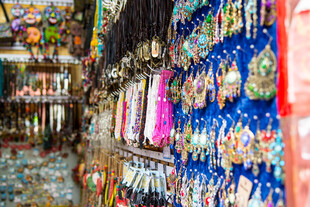 琳琅满目的文具店货架