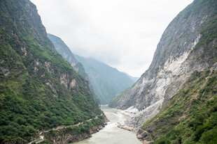 壮丽峡谷山水景观