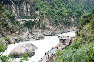 峡谷悬桥旁的徒步人群