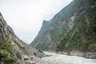 壮丽峡谷中的湍急河流