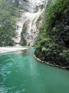 青山绿水间的秀丽河谷