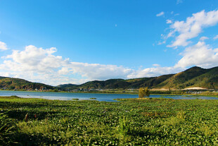 美丽湖景与青山蓝天白云