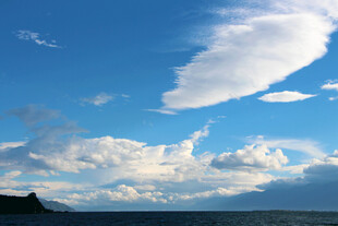 蓝天碧海间的白云美景