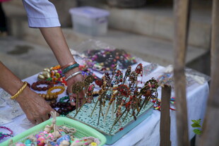 街头多彩串串待售