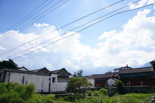 乡村古宅 蓝天白云下景象