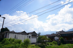 乡村风光 蓝天白云下的民居