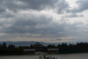 湖畔乌云下的景致