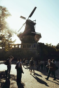 荷兰风车下的悠闲人群