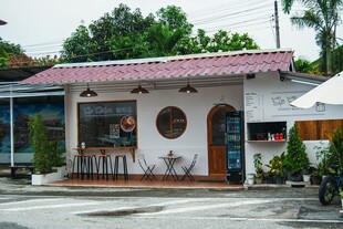 街边复古风格的特色小店