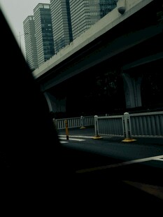 车内视角看城市高架桥