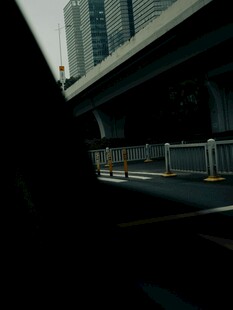 车内视角看城市高架桥