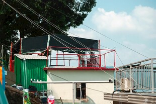 户外简易建筑及周边场景