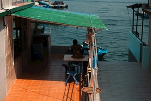 海边小屋旁的休闲场景
