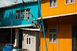 色彩鲜艳的多彩 居