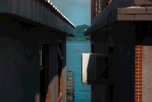 城市建筑间的狭窄通道