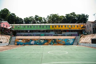 多彩涂鸦篮球场