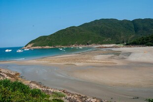 美丽海滩与青山海景