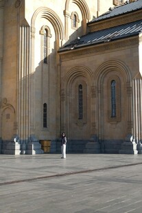 古老教堂前的开阔广场