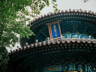 中式古建筑屋顶一角