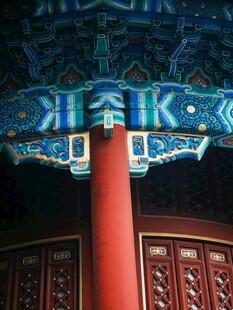 中式古建筑红柱彩绘细节