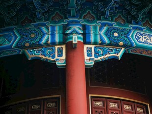 中式古建筑精美彩绘梁柱