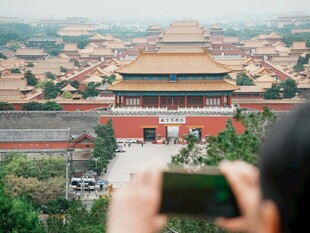  客故宫前用手机拍照