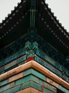 中式古建筑屋檐一角