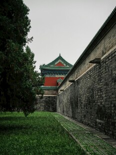 古墙旁的中式建筑景观